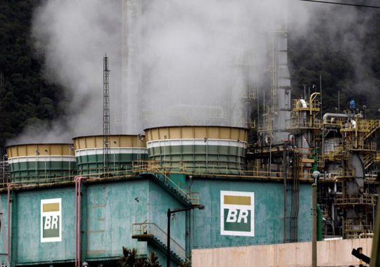 Petrobras reduz preço da gasolina em 1,38% nas refinarias
