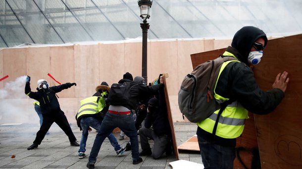 Macron enfrenta mais protestos violentos após endurecer postura contra coletes amarelos