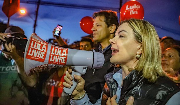 Gleisi Hoffmann inflama a militância e protagoniza o momento político