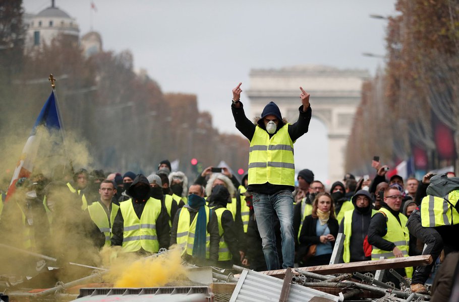 Coletes amarelos franceses mantêm pressão sobre Macron