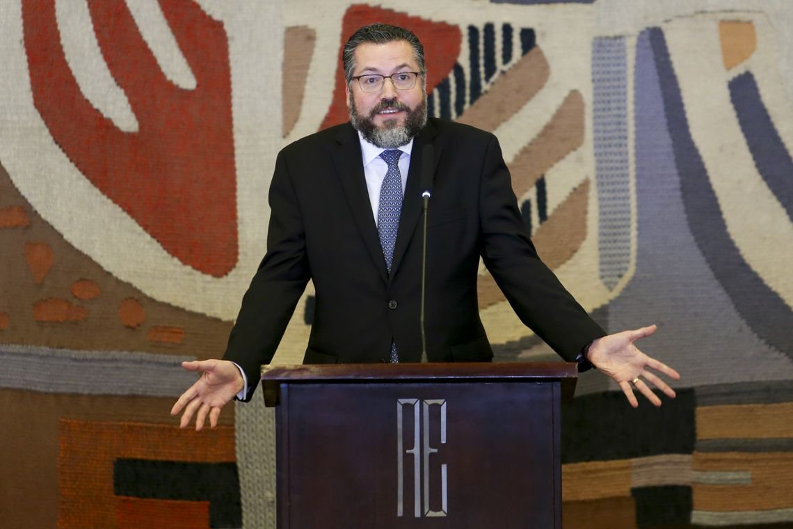Chanceler cita Bíblia e ataca CNN e New York Times