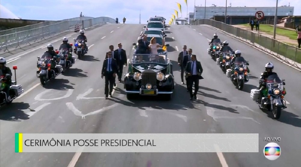 TV transmite mensagem Lula Livre pintada no asfalto durante a posse de Bolsonaro