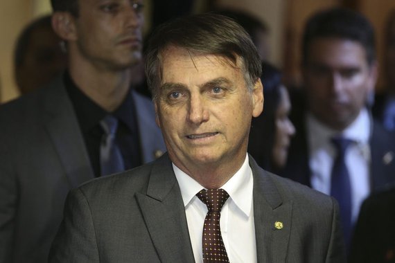 Bolsonaro ameaça violar a constituição na véspera da posse