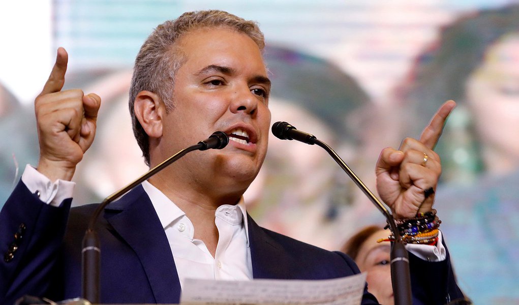 Colômbia investiga tramas contra presidente e prende venezuelanos