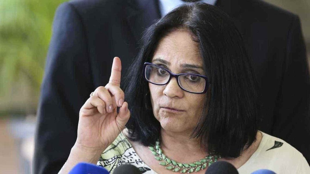 Damares Alves não quer controlar suas roupas, mas ampliar a exclusão LGBT