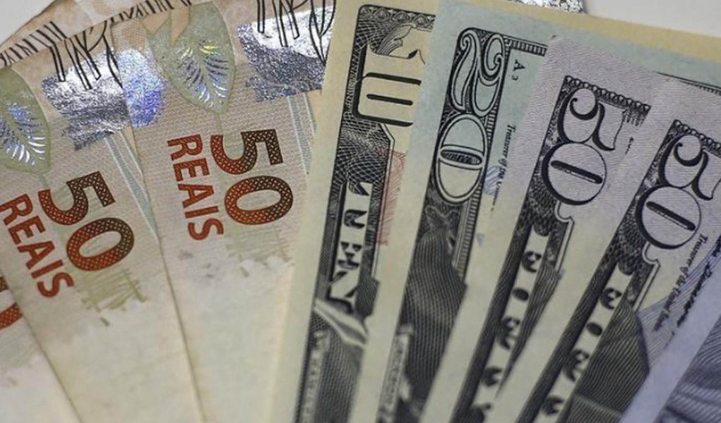 Dólar fecha o ano com alta de quase 17%