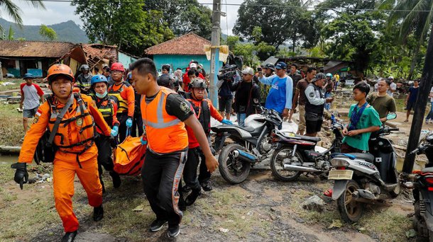 Número de vítimas de tsunami na Indonésia ultrapassa 400 mortos