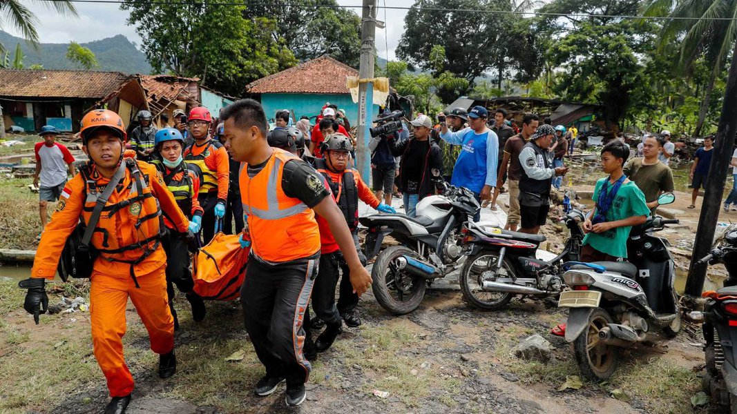 Número de vítimas de tsunami na Indonésia ultrapassa 400 mortos