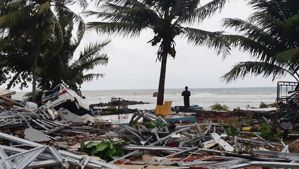 Número de mortos após tsunami na Indonésia sobe para 281