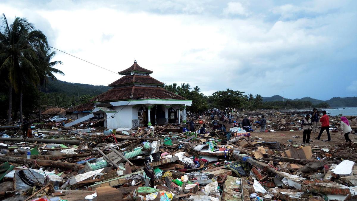 Tsunami mata pelo menos 373 pessoas na Indonésia