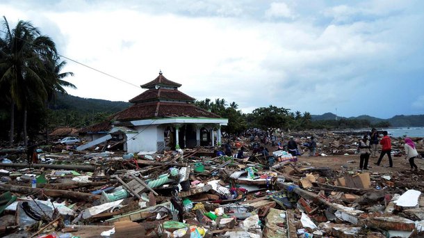 Tsunami mata pelo menos 373 pessoas na Indonésia