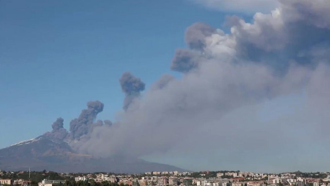 Maior vulcão da Europa, Monte Etna entra em erupção na Itália