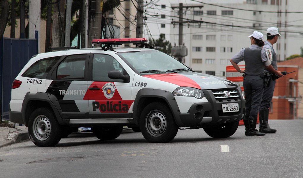 Policiais militares sofrem com "mordaça", baixa remuneração e equipamento precário