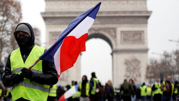 Coletes amarelos prometem novas mobilizações na França e no Ano Novo em Paris