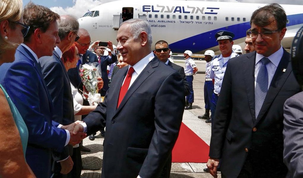 Alinhado com Bolsonaro, premier de Israel chega ao Brasil