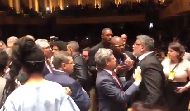 A diplomação dos sem diplomacia