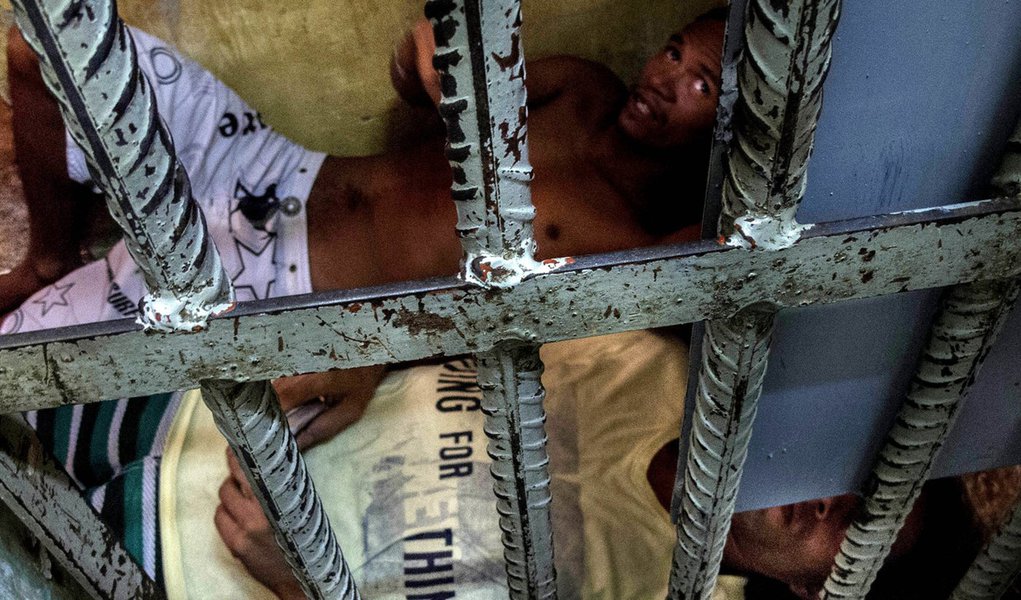 Incêndio deixa dezenas de mortos em prisão venezuelana