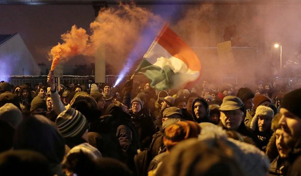 Húngaros vão às ruas por liberdade de expressão e protestam contra seu Bolsonaro