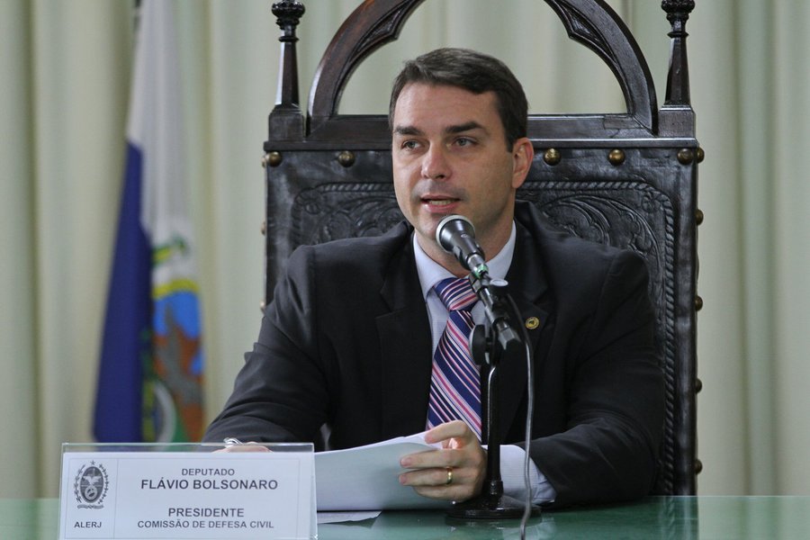 Em entrevista chapa-branca, Flávio diz que foro não foi escolha sua