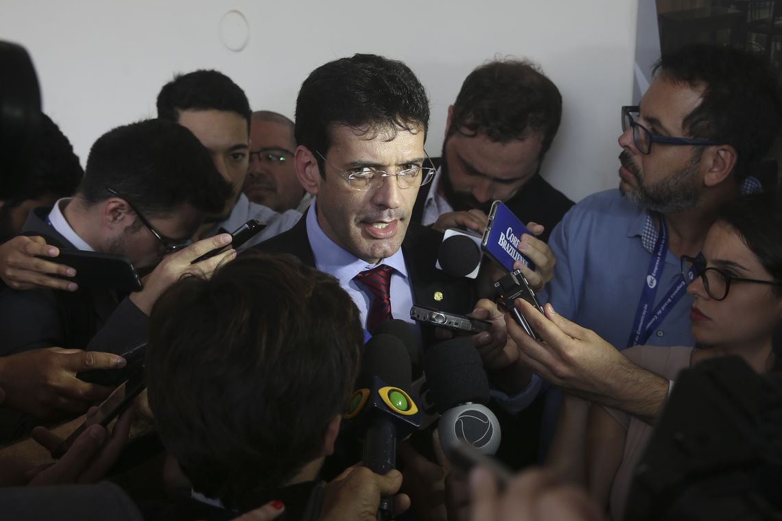 Bolsonaro resiste a demitir ministro do laranjal do PSL