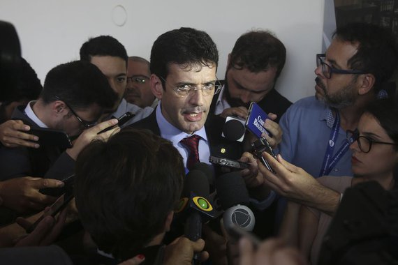 Bolsonaro resiste a demitir ministro do laranjal do PSL