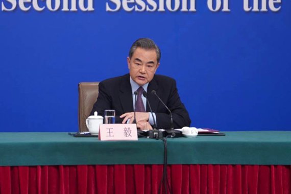 Chanceler Wang Yi expõe linhas básicas da política externa chinesa
