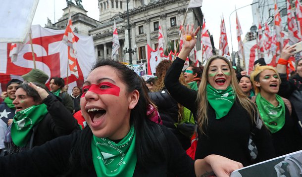 Argentinas promovem a maior manifestação feminista da América Latina