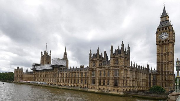 Polícia investiga pacote suspeito perto do parlamento britânico