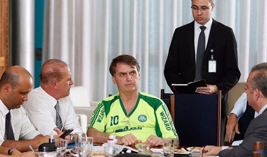 Bolsonaro prepara ataque às universidades, diz Fernando Brito