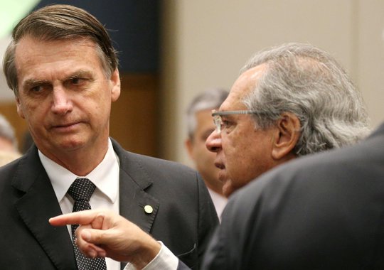 Responsável pelo fracasso econômico, Guedes anuncia que vai baixar preço do gás