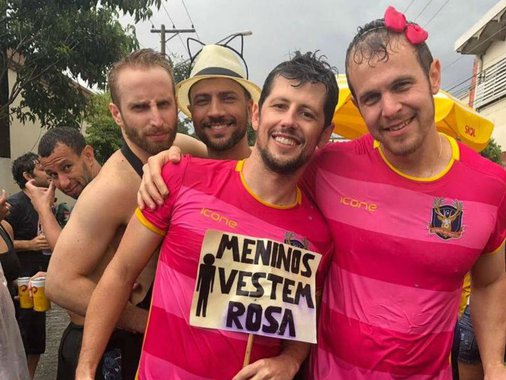 Foliões em São Paulo ironizam ministra Damares: meninos vestem rosa