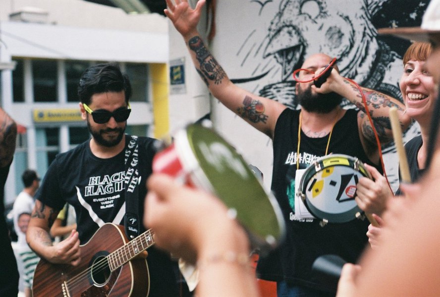 Doutor, eu não me engano, o Bolsonaro é miliciano, cantam foliões em SP