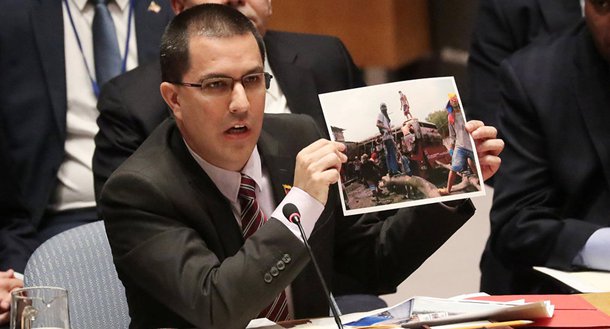 Arreaza diz que cargas de 'ajuda humanitária' continham material para 'fabricar armas'