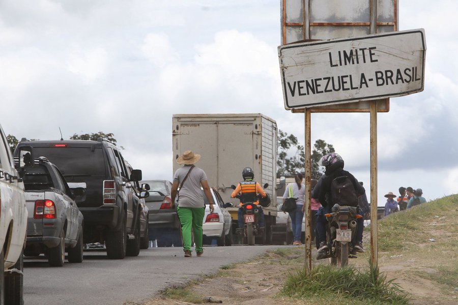Ambulâncias com venezuelanos feridos seguem para Boa Vista