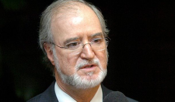 Preso pelo mensalão tucano, Azeredo se desfilia do PSDB