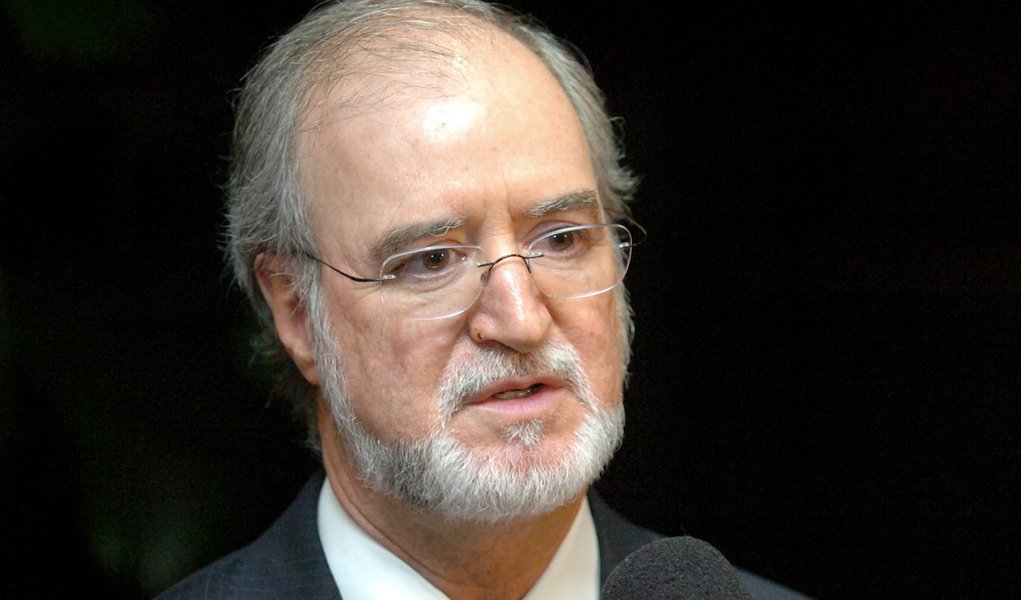 Preso pelo mensalão tucano, Azeredo se desfilia do PSDB