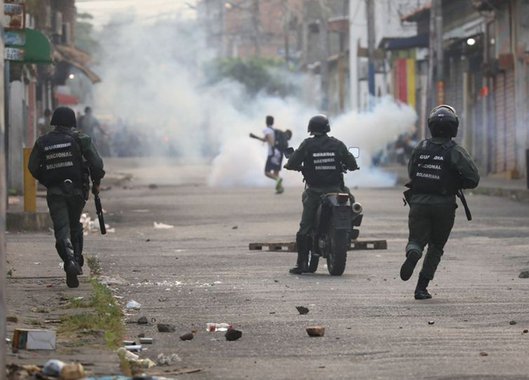 Brasil, que quer derrubar Maduro, pede fim de violência na Venezuela