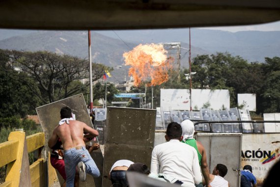 Confronto na fronteira da Colômbia com Venezuela deixou 285 feridos
