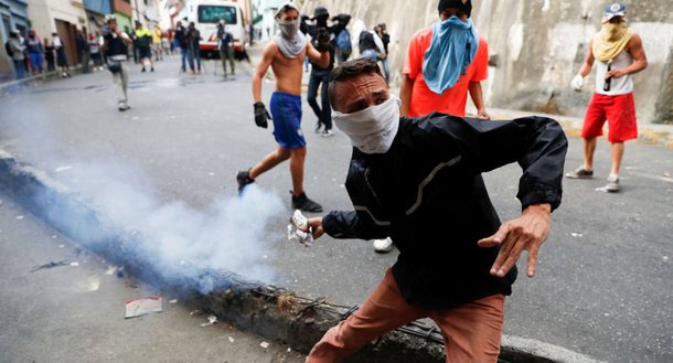 Exército venezuelano denuncia golpe e diz que Maduro é o presidente legítimo