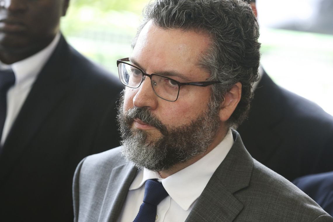 Títere dos EUA, Araújo diz que Maduro 'não tem poder moral, só força bruta'