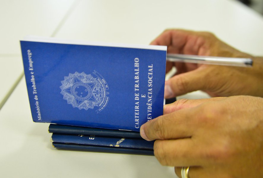 Desemprego cai em 18 estados e no Distrito Federal, diz IBGE