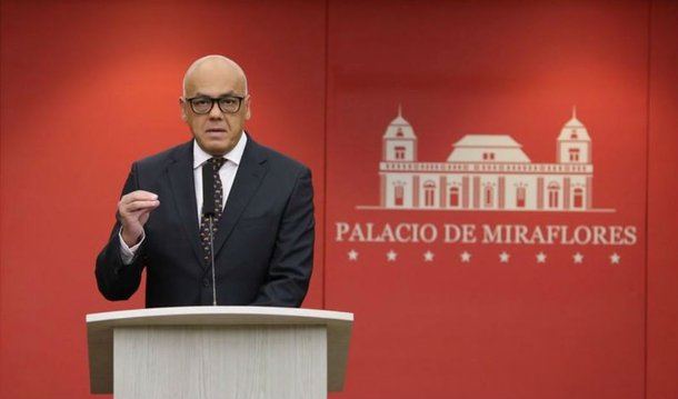 Venezuela irá distribuir alimentos a colombianos carentes em meio a tensão sobre auxílio