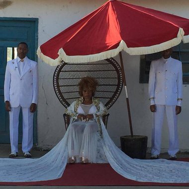 Elza Soares rebate diretora da Vogue: escravizar, nem de brincadeira