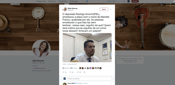 Deputado emoldura pedaço de placa quebrada por ele com o nome de Marielle