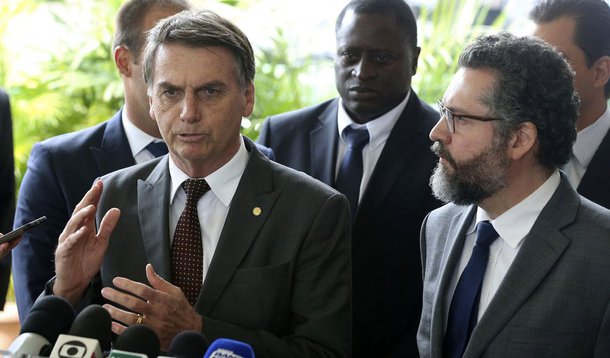 Acordo militar com os EUA é volta ao passado