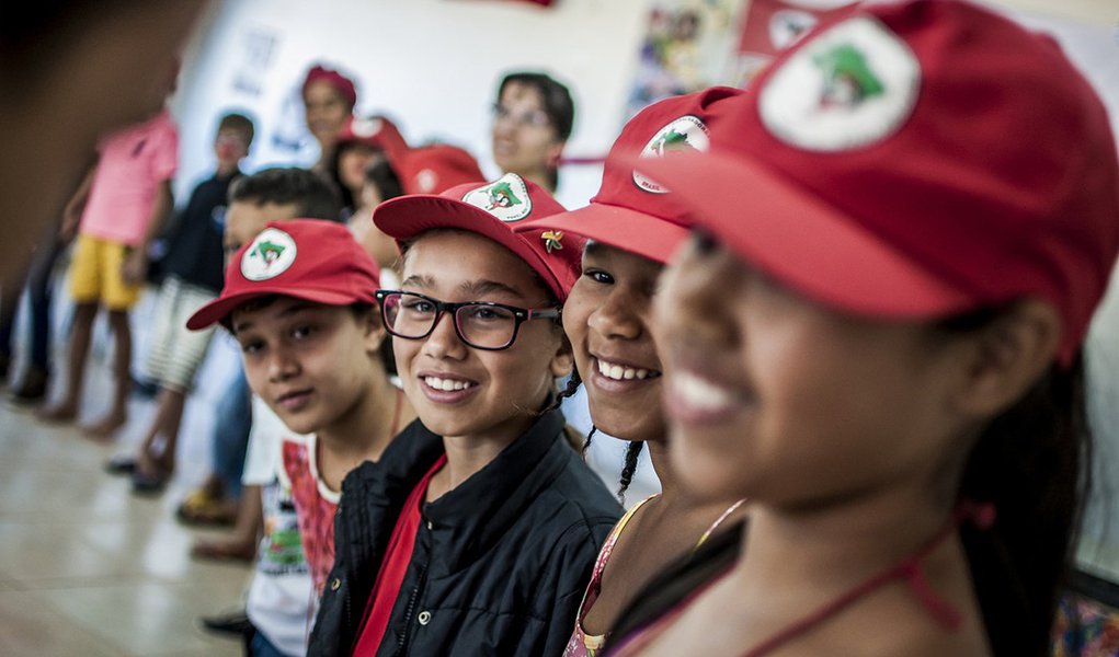MST repudia ataque da Record contra as crianças sem terrinha
