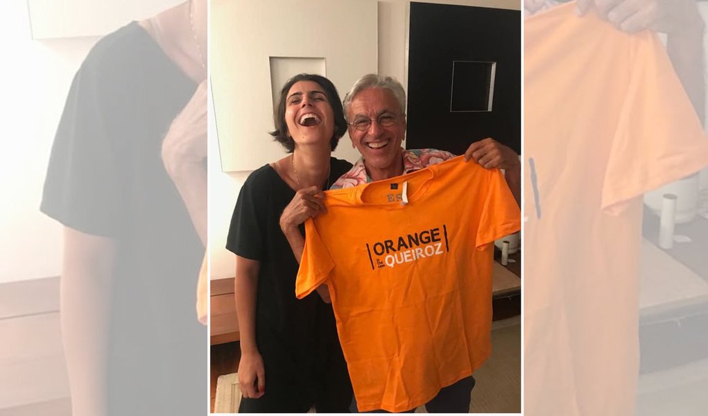 Manuela presenteia Caetano com camiseta “Orange is The New Queiroz”