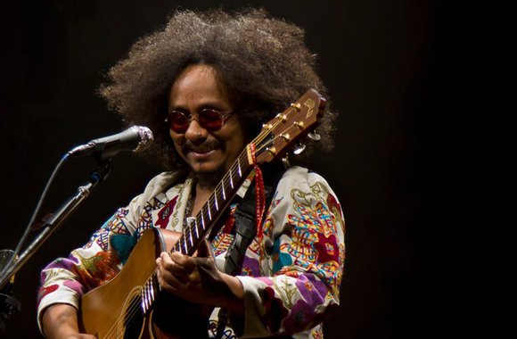 Chico César lança canção à “república dos parentes”