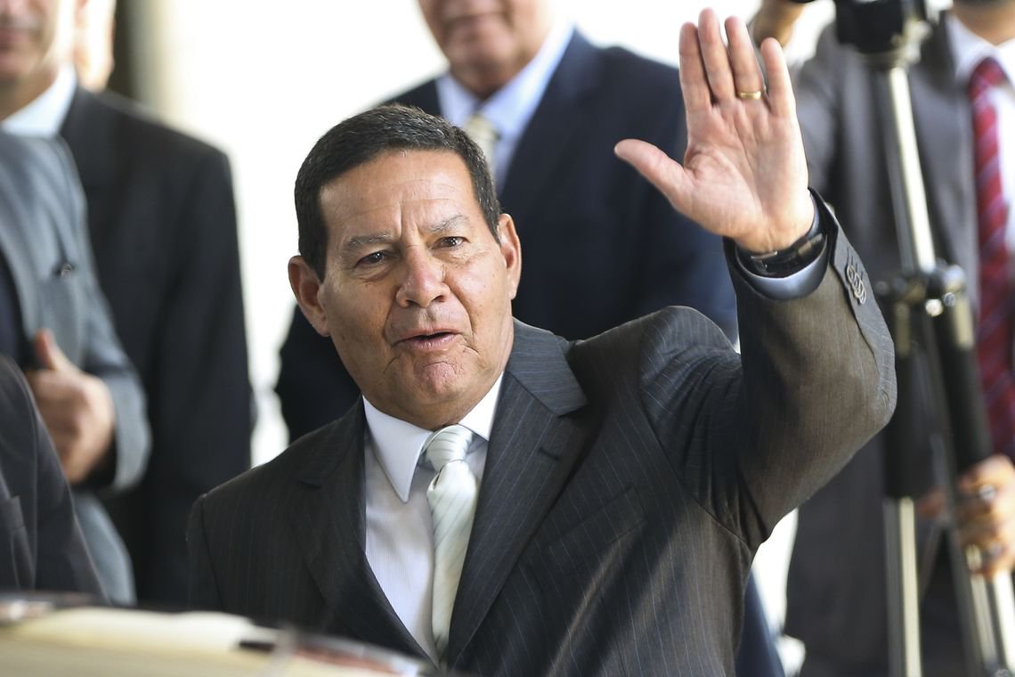 Tijolaço: mais um inimigo como Steve Bannon, e Mourão vira ídolo