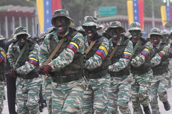 Forças Armadas venezuelanas manifestam lealdade a Maduro